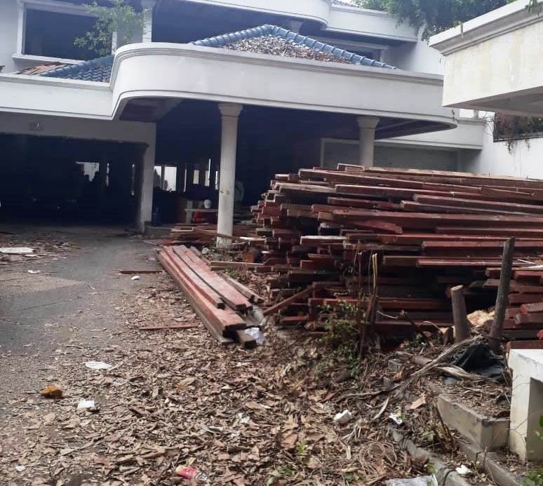 Bongkar bangunan lama dan pembersihan area